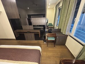 Quarto luxo | Escrivaninha, quartos à prova de som, Wi-Fi de cortesia