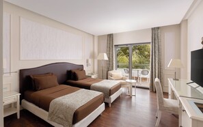 Grand Deluxe Twin Room | Minibar, pengeskab på værelset, skrivebord