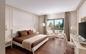 Grand Deluxe King Room | Minibar, safe på rommet, skrivebord og skrivebord for bærbar PC