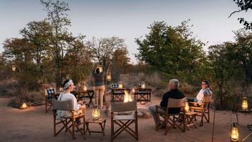 Breakfast, lunch, dinner served; local and international cuisine