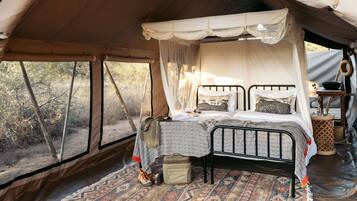 Dilengkapi dengan perabotan berbeda-beda dan seprai linen