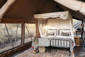 Muebles diferentes y ropa de cama