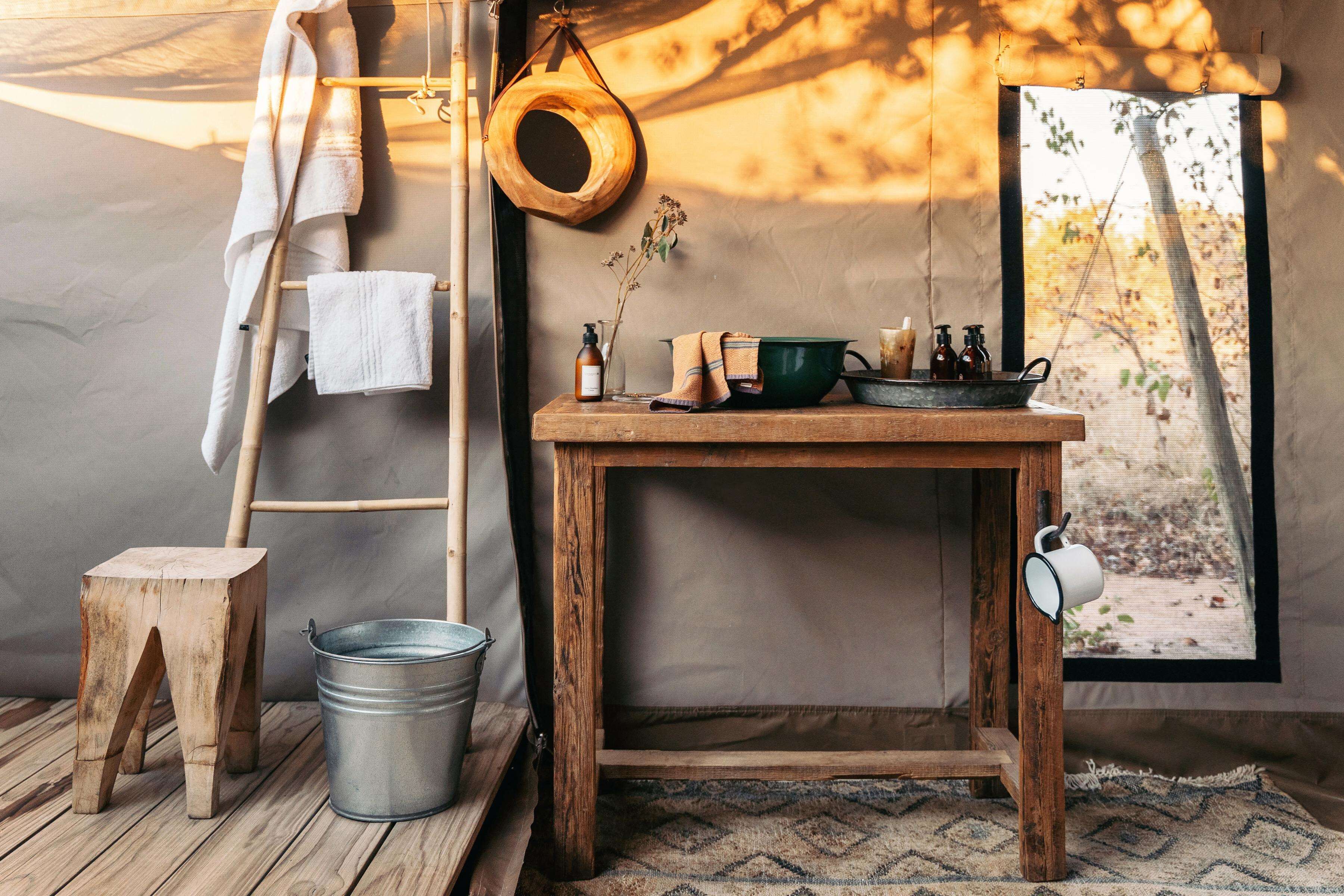 Shower, rainfall showerhead, free toiletries, bathrobes