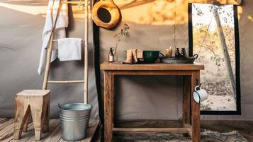 Douche, douche à « effet pluie », articles de toilette gratuits