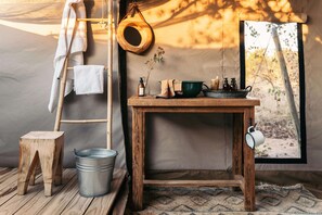 Shower, rainfall showerhead, free toiletries, bathrobes - Simbavati Trails Camp (Bushbuckridge)