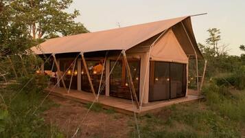 Bagian depan properti - sore/malam