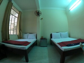 Desk, free WiFi, bed sheets - Yen My Hotel (Nha Trang)