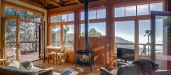Romantic Ridgetop Escape w/ Hot Tub Near Mendocino