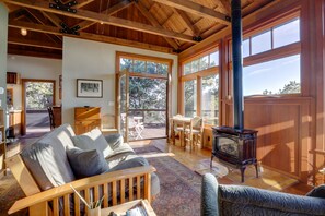 TV, fireplace, DVD player, books - Romantic Ridgetop Escape w/ Hot Tub Near Mendocino (Albion)