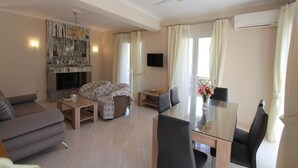  วิลล่า, 2 ห้องนอน | บริเวณนั่งเล่น | ทีวีจอแบน