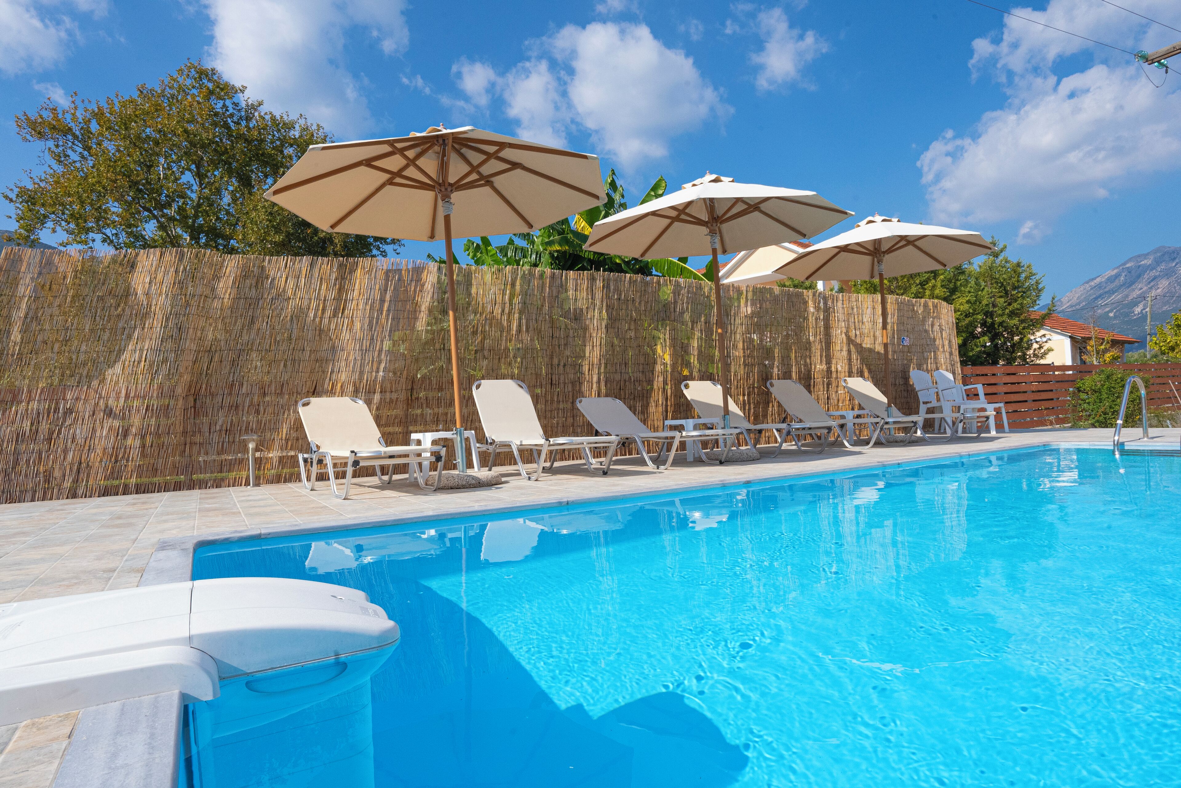 Außenpool (je nach Saison geöffnet), Sonnenschirme, Liegestühle