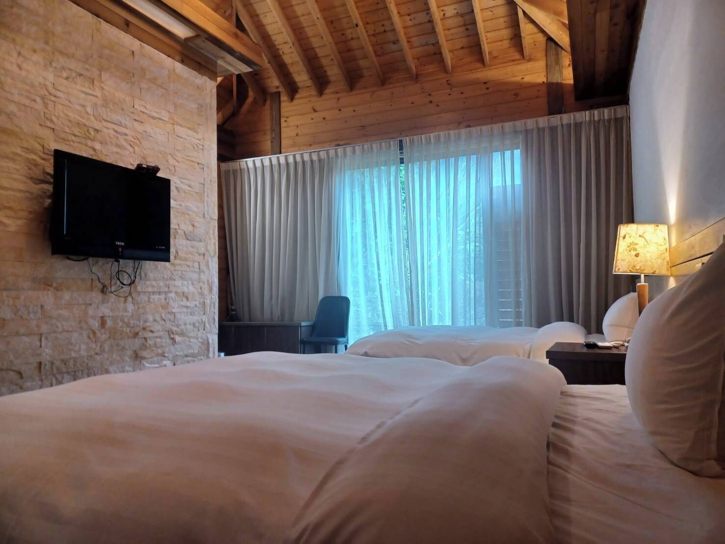 Blackout drapes, free WiFi, bed sheets