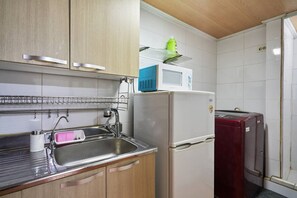 Réfrigérateur, micro-ondes, batterie de cuisine, vaisselle et ustensiles