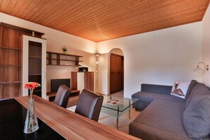 Apartment, 1 Schlafzimmer (Almrausch) | Wohnbereich | 80-cm-Flachbildfernseher mit Kabelempfang, Fernseher, DVD-Player