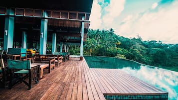 Kolam renang indoor, dengan kursi berjemur