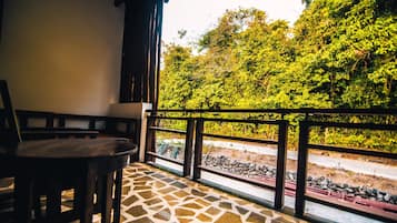 Chambre Deluxe Double ou avec lits jumeaux | Vue depuis le balcon