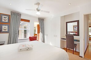 Self Catering - 3 Bedroom | Escritorio, cortinas blackout y tabla de planchar con plancha 