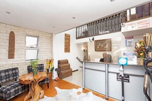 Reception - Kwantu Guesthouses (Cape Town)