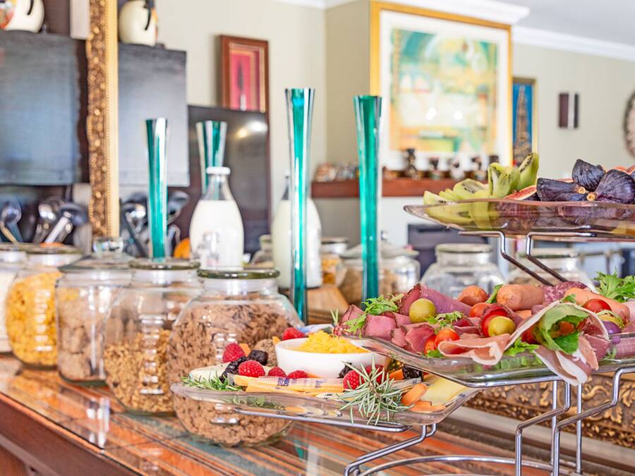 Daily continental breakfast (ZAR 110 per person)