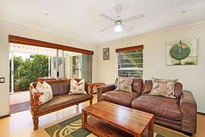 Self Catering - 3 Bedroom | บริเวณนั่งเล่น | ทีวีจอแบน