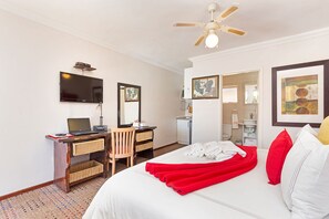 Standard Double Room | Desk, blackout curtains, iron/ironing board, free WiFi - Kwantu Guesthouses (Cape Town)