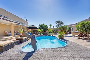 Outdoor pool - Kwantu Guesthouses (Cape Town)