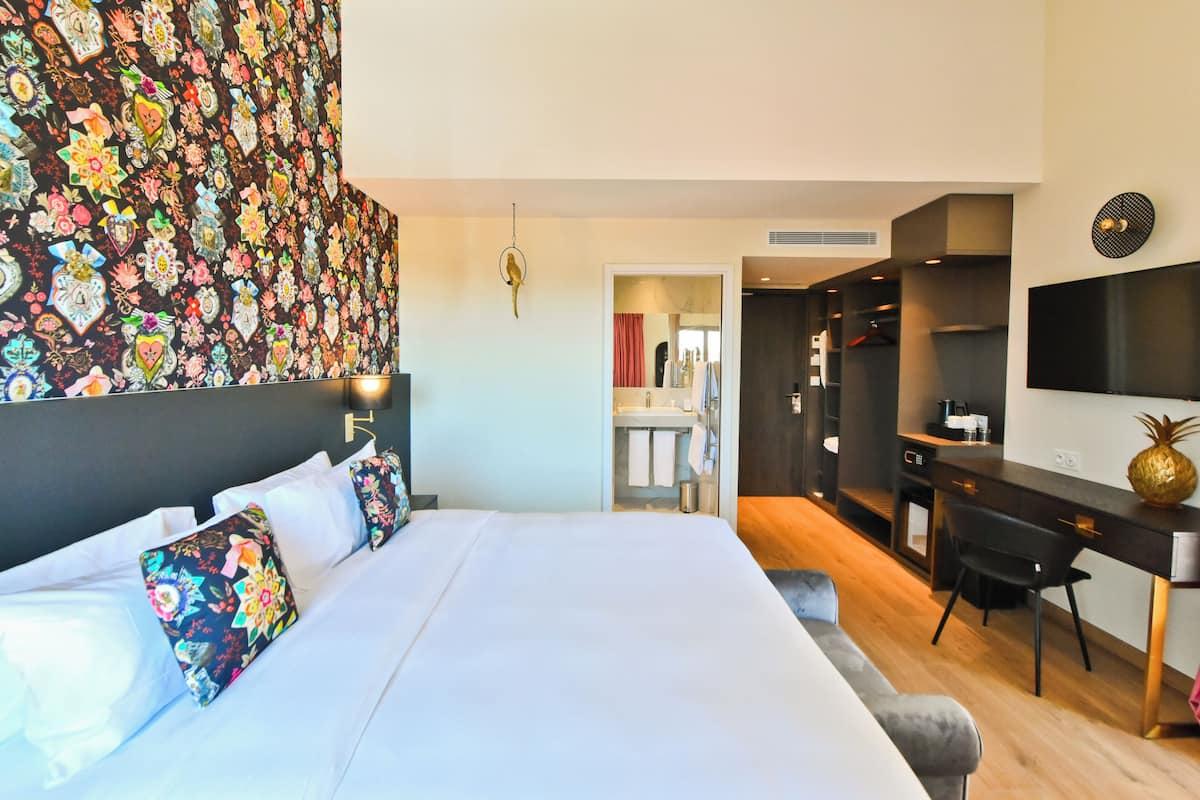 Habitación panorámica doble, balcón, vistas al mar | Minibar, caja fuerte, escritorio y espacio para trabajar con un portátil