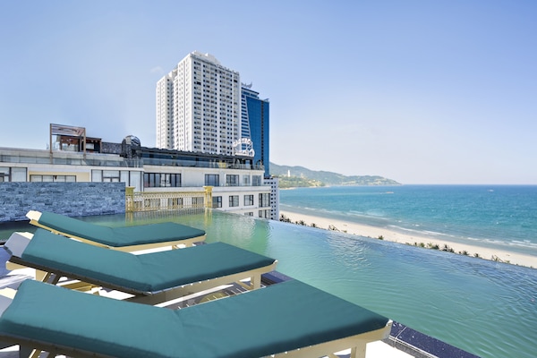 Una piscina al aire libre, sillones reclinables de piscina