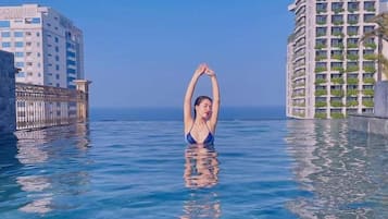 Piscina externa, espreguiçadeiras