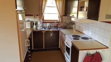 Cabaña (Sheets, towels, cleaning not included) | Cocina privada | Refrigerador, microondas, horno y parrilla de estufa