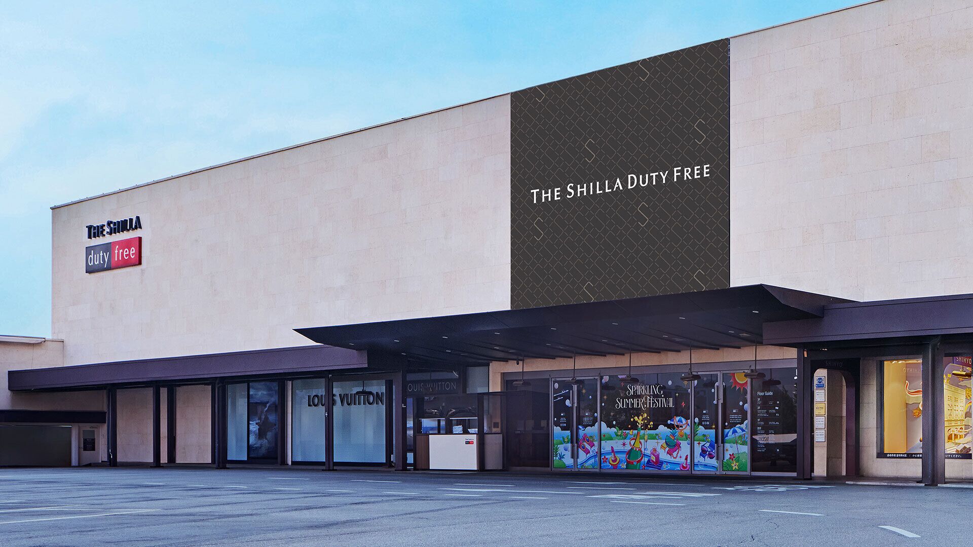 Premium bedding, down comforters, in-room safe, desk