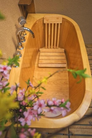 A wooden bathtub with a faucet and a wooden seat. - Guyue Caotang (Huzhou)