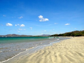 Plage à proximité, chaises longues, serviettes de plage