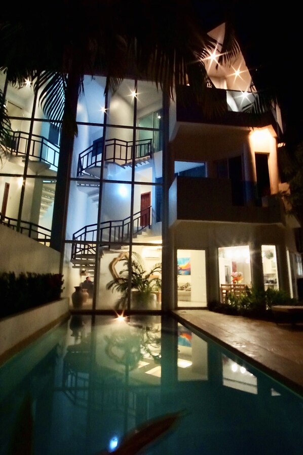 Una piscina al aire libre