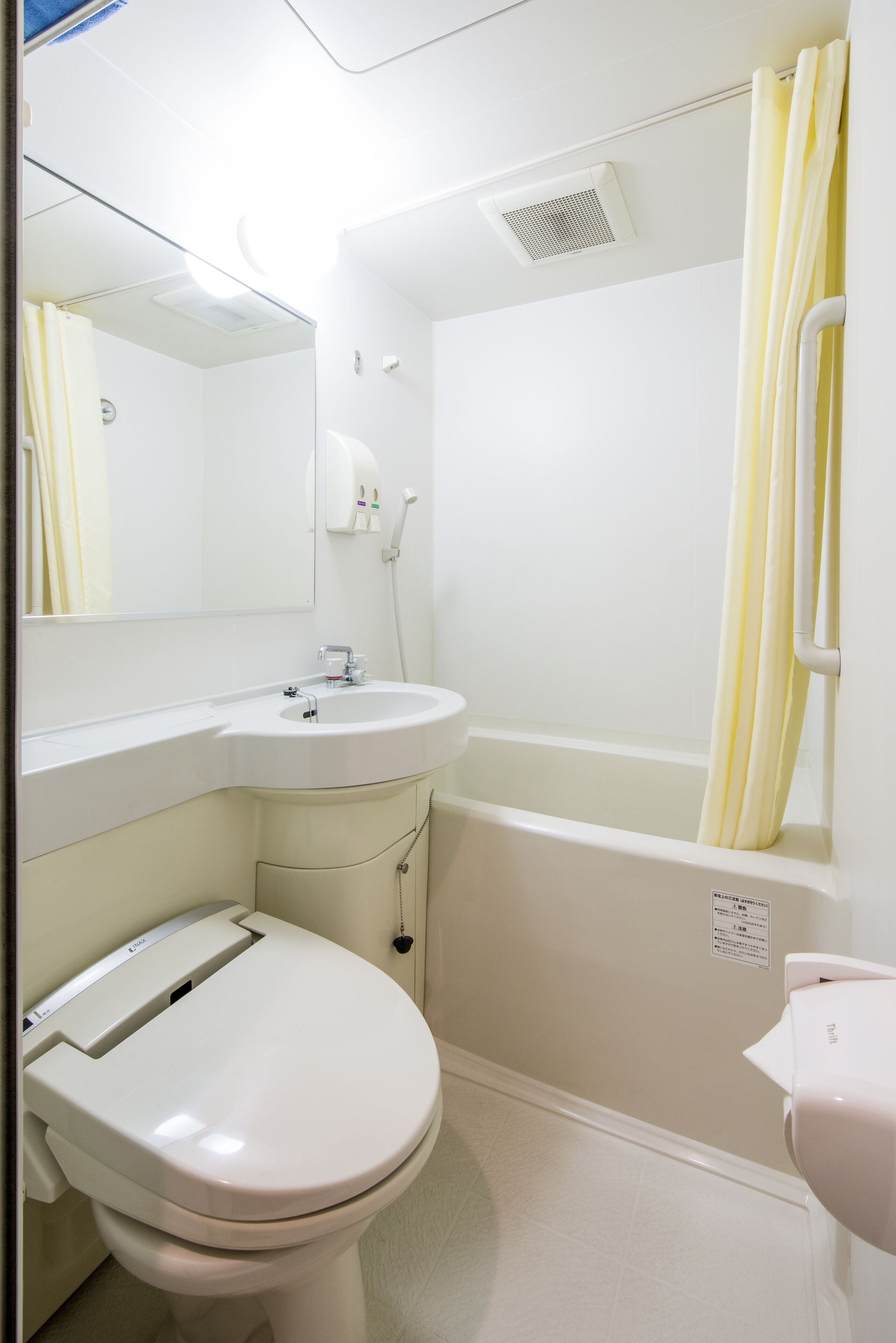 single room (b) | bathroom | free toiletries, hair dryer, slippers, bidet
