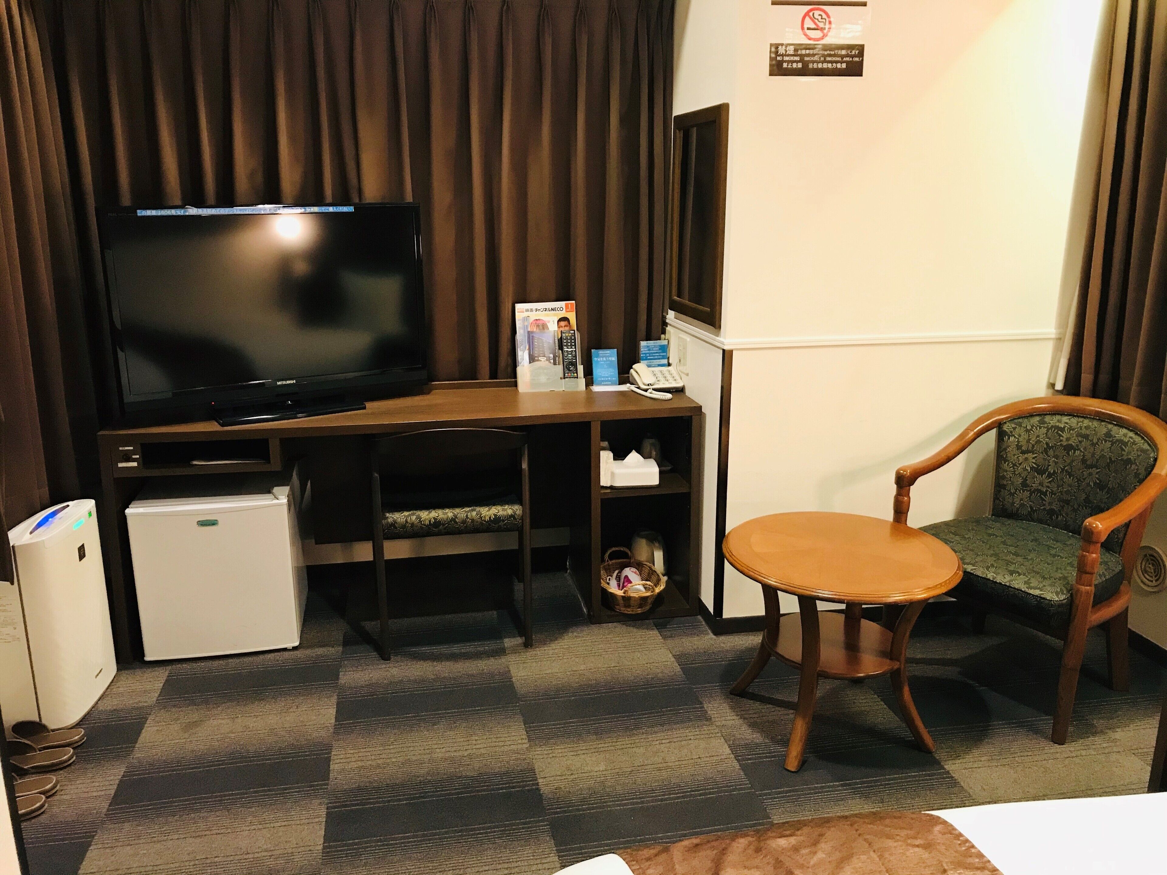 single room (b) | television