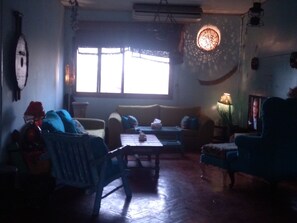 Een televisie en boeken