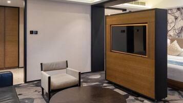Business Suite, Non Smoking | Living area | TV