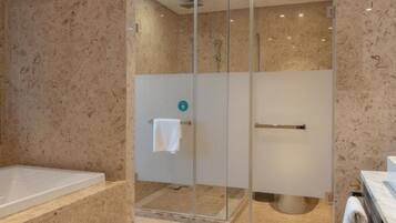商務套房 | 浴室 | 淋浴設備、免費梳洗用品、風筒、提供毛巾