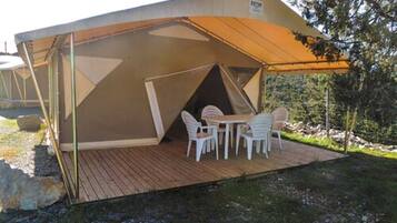 Tent (Canada) | Terrace/patio