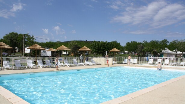 Seasonal outdoor pool, open 10:00 AM to 8:00 PM, pool umbrellas - Camping Beaume Giraud (Balazuc)