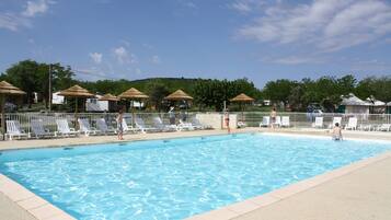 Kolam renang outdoor musiman, dengan payung kolam renang