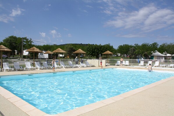 Seasonal outdoor pool, open 10:00 AM to 8:00 PM, pool umbrellas - Camping Beaume Giraud (Balazuc)