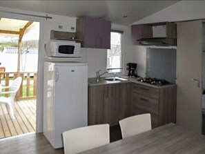 Fridge, microwave, oven, stovetop - Camping Beaume Giraud (Balazuc)