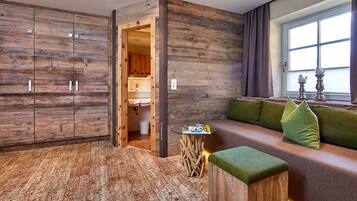 Junior Suite (Bergheuer) | Living area | TV