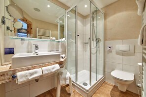 Shower, free toiletries, hair dryer, bathrobes - Landhotel zum Bad (Kruen)