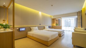 A modern hotel room with two beds, a desk, and a seating area. - Urba Hotel Chacheng Pu'er (Pu'er)