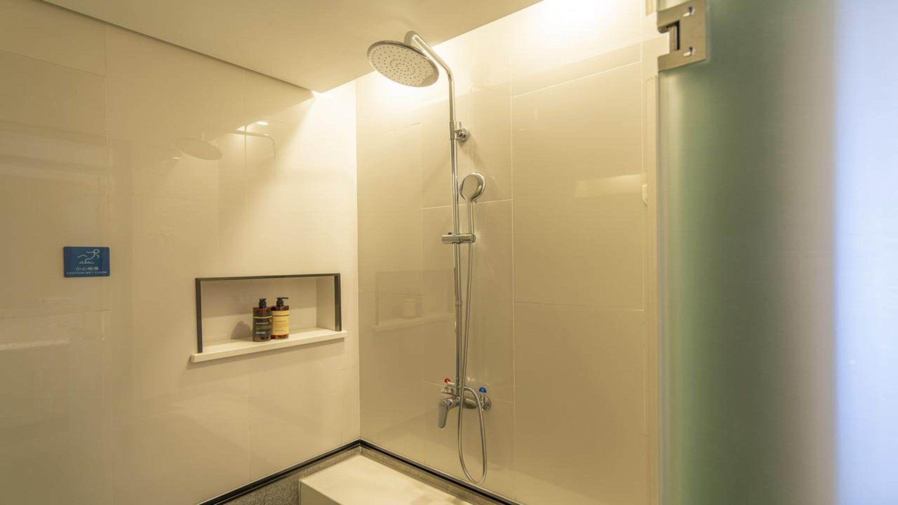 Family Room | Bathroom | Shower, free toiletries, hair dryer, towels