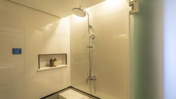 Family Room | Bathroom | Shower, free toiletries, hair dryer, towels