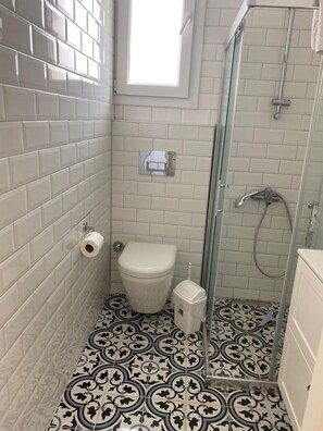 Haartrockner, Handtücher, Seife, Toilettenpapier